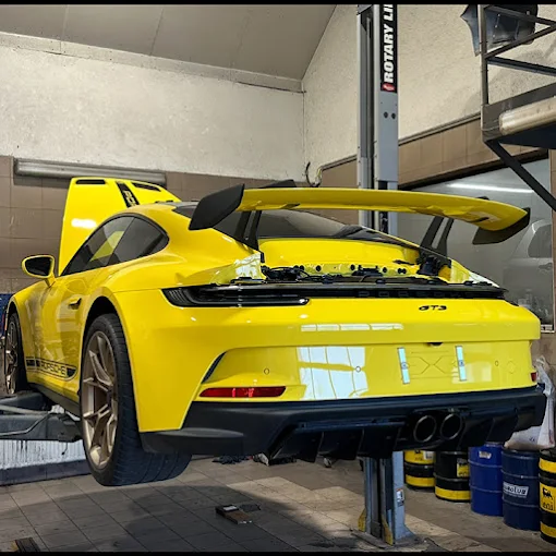 Gelber Rennwagen in Montage